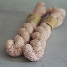 Load image into Gallery viewer, Nacre - Dolly - Classic DK
