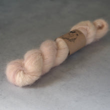 Load image into Gallery viewer, Tulle - Kitt - Suri Alpaca
